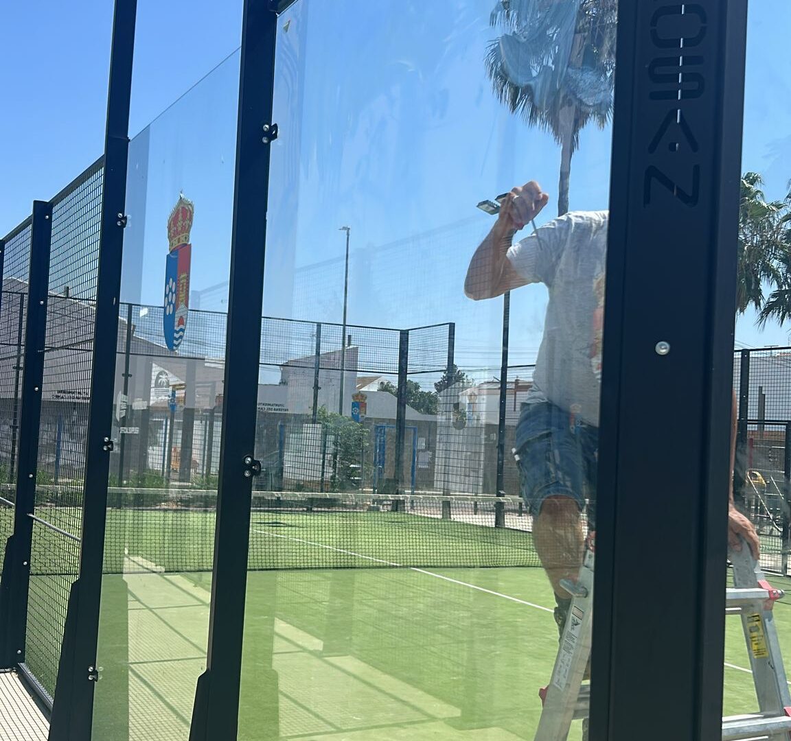 SUMINISTRO_DE_CRISTAL_ROTO_EN_PISTA_DE_PADEL