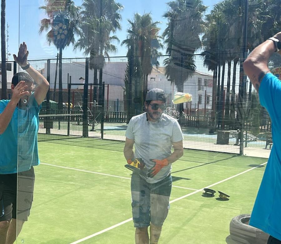 SUSTITUCION_DE_CRISTAL_ROTO_EN_PISTA_DE_PADEL