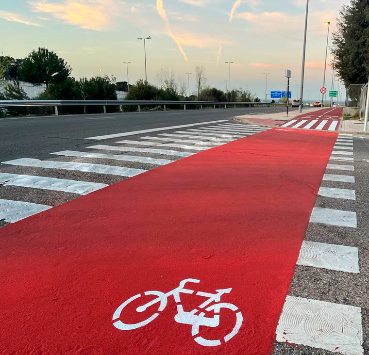carril-bici-pavimento-urbano Carril bici con pavimento urbano de resina roja antideslizante