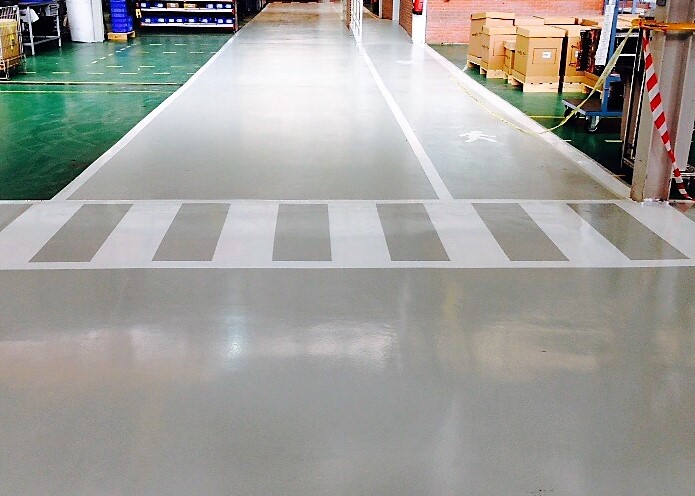 pavimento-logistica-almacenamiento Pavimento industrial de resina en almacén logístico con paso peatonal señalizado